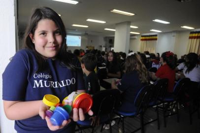  CAXIAS DO SUL, RS, BRASIL, 19/10/2017 - Colégio e Faculdade Murialdo inauguram Campanha Tampinha Legal, em Caxias do Sul. As tampinhas coletadas serão vendidas para reciclagens e todo o lucro obtido será repassado a entidades assistenciais. No evento, também foi promovida oficina de confecção de andadores de PVC. NA FOTO: Ana Carolina Abramo de Araújo, 10 anos. 5ª série. (Marcelo Casagrande/Agência RBS)