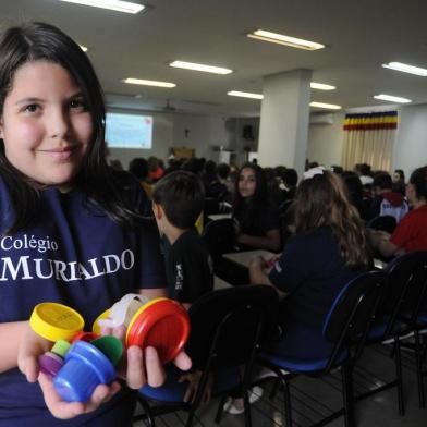  CAXIAS DO SUL, RS, BRASIL, 19/10/2017 - Colégio e Faculdade Murialdo inauguram Campanha Tampinha Legal, em Caxias do Sul. As tampinhas coletadas serão vendidas para reciclagens e todo o lucro obtido será repassado a entidades assistenciais. No evento, também foi promovida oficina de confecção de andadores de PVC. NA FOTO: Ana Carolina Abramo de Araújo, 10 anos. 5ª série. (Marcelo Casagrande/Agência RBS)