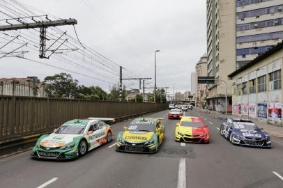  

PORTO ALEGRE, RS, BRASIL, 19-10-2017: Carros da Stock Car participam de carreata pelo trânsito de Porto Alegre, passando por pontos turísticos da cidade, para divulgar a etapa que ocorre em Tarumã no final de semana (FOTO FÉLIX ZUCCO/AGÊNCIA RBS, Editoria de Esportes).