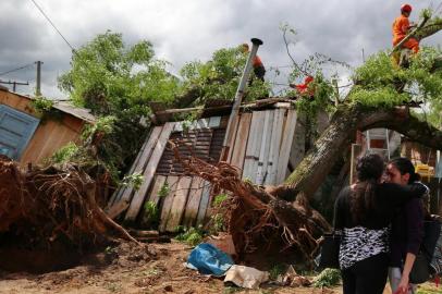  

SANTA MARIA, RS, BRASIL - 19/10/2017 - Estragos do temporal em Santa Maria. Na foto, Casa da Av. Liberdade, foi partida ao meio pela queda de duas árvores. (Fernando Gomes/Agência RBS)