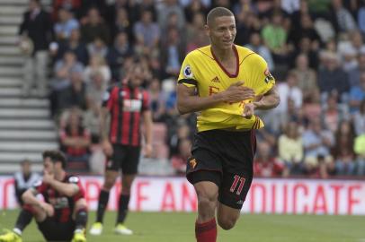 Richarlison marca o primeiro gol pelo Watford na Premie League, contra o Bournemouth.