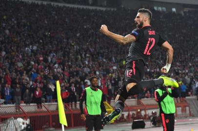 Arsenal's forward Olivier Giroud celebrates after scoring a goal during the UEFA Europa League football between Belgrade (Crvena zvezda) and Arsenal, on October 19, 2017 in Belgrade. / AFP PHOTO / Andrej ISAKOVIC