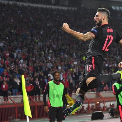 Arsenal's forward Olivier Giroud celebrates after scoring a goal during the UEFA Europa League football between Belgrade (Crvena zvezda) and Arsenal, on October 19, 2017 in Belgrade. / AFP PHOTO / Andrej ISAKOVIC