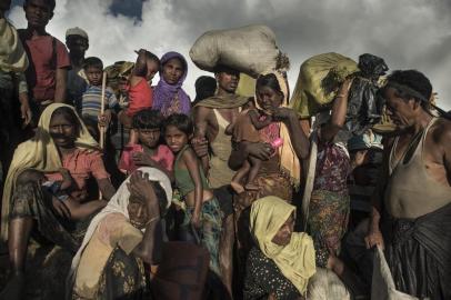  

Rohingya refugees walk after crossing the Naf river from Myanmar into Bangladesh in Whaikhyang on October 9, 2017.
A top UN official said on October 7 Bangladeshs plan to build the worlds biggest refugee camp for 800,000-plus Rohingya Muslims was dangerous because overcrowding could heighten the risks of deadly diseases spreading quickly. The arrival of more than half a million Rohingya refugees who have fled an army crackdown in Myanmars troubled Rakhine state since August 25 has put an immense strain on already packed camps in Bangladesh.
 / AFP PHOTO / FRED DUFOUR

Editoria: POL
Local: Whaikhyang
Indexador: FRED DUFOUR
Secao: refugee
Fonte: AFP
Fotógrafo: STF