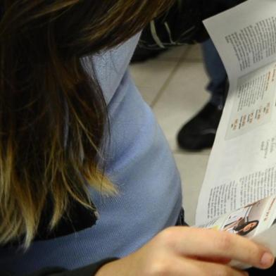  

Esdudantes da escola Anísio Teixeira distribuem o jornal produzido junto aos jornalistas do Diário Catarinense no dia do Amigos da escola.