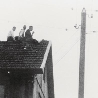 A épica transmissão feita de cima de uma residência na Rua Dom José Baréa, em 19 de setembro de 1948. Na imagem estão, da esquerda para a direita, Jimmy Rodrigues, Osvaldo de Assis e Nestor Gollo. Autoria: não identificada. Acervo: Memorial Rádio Caxias.