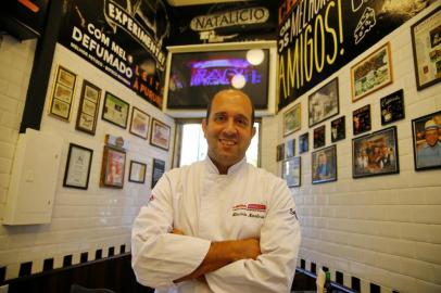  

PORTO ALEGRE, RS, BRASIL, 03-10-2016: Perfil do chef Eduardo Natalicio, proprietário do Boteco Natalicio no Centro Histórico de Porto Alegre. Fotos para o Caderno Destemperados (FOTO FÉLIX ZUCCO/AGÊNCIA RBS, Caderno Destemperados).