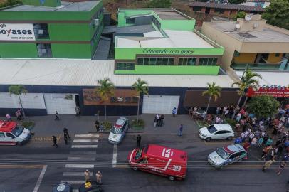 GO - TIROTEIO/GOIÂNIA/MORTOS - GERAL - Dois estudantes foram mortos e outros quatro ficaram feridos em um atentado a tiros na     escola particular Colégio Goyases, unidade particular localizada na Rua Planalto, no     Conjunto Riviera, em Goiânia (GO), no final da manhã desta sexta-feira, 20. O tenente-    coronel Marcelo Granja, assessor de comunicação da Polícia Militar de Goiás (PM-GO),     confirmou que o autor dos disparos, um adolescente de 14 anos, é filho de um Policial     Militar. A arma usada, segundo Granja, é da Polícia Militar.     20/10/2017 - Foto: CRISTIANO BORGES/O POPULAR/ESTADÃO CONTEÚDO