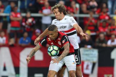 O São Paulo foi derrotado pelo Flamengo por 2 a 0 na tarde deste domingo (2), no Rio de Janeiro, e não conseguiu se reabilitar no Campeonato Brasileiro de 2017. Os gols da partida, válida pela 11ª rodada, foram marcados por Guerrero e Diego no primeiro tempo.