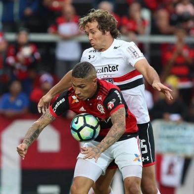 O São Paulo foi derrotado pelo Flamengo por 2 a 0 na tarde deste domingo (2), no Rio de Janeiro, e não conseguiu se reabilitar no Campeonato Brasileiro de 2017. Os gols da partida, válida pela 11ª rodada, foram marcados por Guerrero e Diego no primeiro tempo.