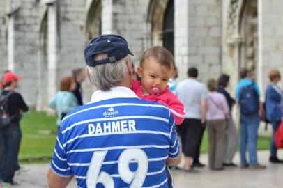 helio dahmer, torcedor do aimore, no jogo com a neta fernanda