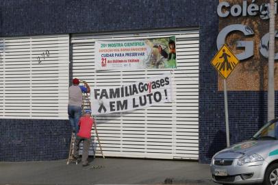 Atirador mata ao menos 2 e fere 4 alunos em escola particular de Goiânia

GO - TIROTEIO/GOIÂNIA/MORTOS - CIDADES - Faixa é colocada em portão da escola particular Colégio Goyases, localizada na Rua   Planalto, no Conjunto Riviera, em Goiânia (GO), onde dois estudantes foram mortos e   outros quatro ficaram feridos em um atentado a tiros, no final da manhã desta sexta-feira,   20. O tenente-coronel Marcelo Granja, assessor de comunicação da Polícia Militar de   Goiás (PM-GO), confirmou que o autor dos disparos, um adolescente de 14 anos, é filho de   um Policial Militar. A arma usada, segundo Granja, é da Polícia Militar.   20/10/2017 - Foto: DIDA SAMPAIO/ESTADÃO CONTEÚDO

Editoria: CIDADES
Local: GOIÂNIA
Indexador: DIDA SAMPAIO
Fotógrafo: ESTADÃO CONTEÚDO