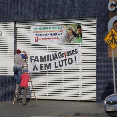 Atirador mata ao menos 2 e fere 4 alunos em escola particular de Goiânia

GO - TIROTEIO/GOIÂNIA/MORTOS - CIDADES - Faixa é colocada em portão da escola particular Colégio Goyases, localizada na Rua   Planalto, no Conjunto Riviera, em Goiânia (GO), onde dois estudantes foram mortos e   outros quatro ficaram feridos em um atentado a tiros, no final da manhã desta sexta-feira,   20. O tenente-coronel Marcelo Granja, assessor de comunicação da Polícia Militar de   Goiás (PM-GO), confirmou que o autor dos disparos, um adolescente de 14 anos, é filho de   um Policial Militar. A arma usada, segundo Granja, é da Polícia Militar.   20/10/2017 - Foto: DIDA SAMPAIO/ESTADÃO CONTEÚDO

Editoria: CIDADES
Local: GOIÂNIA
Indexador: DIDA SAMPAIO
Fotógrafo: ESTADÃO CONTEÚDO