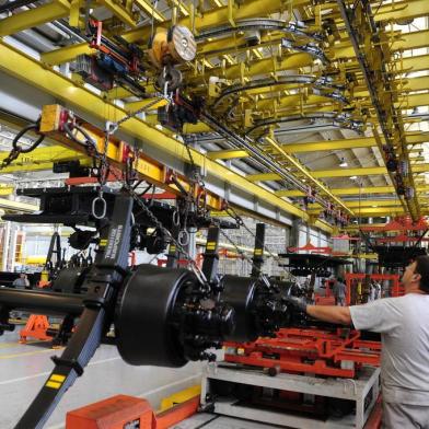  Imprensa Visita Empresas Randon. Jornalistas visitam produção de carretas da Randon.