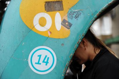  

CAXIAS DO SUL, RS, BRASIL, 18/04/2015. Blitz testou orelhões da empresa de telefonia Oi na extensão da Av. Júlio de Castilhos, Centro de Caxias do Sul. Após a sanção aplicada à operadora de telefonia Oi pela Agência Nacional de Telecomunicações (Anatel), os telefones públicos no Rio Grande do Sul e em outros 14 estados podem fazer ligações para telefones fixos gratuitamente, sem a necessidade do cartão. (Diogo Sallaberry/Agência RBS)
Indexador: Diogo Sallaberry