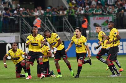  

Ecuadors Barcelona footballers celebrate after defeating by penalty shoot out against Brazils Palmeiras during their 2017 Copa Libertadores football match held at Allianz Parque stadium, in Sao Paulo, Brazil, on August 9, 2017. / AFP PHOTO / NELSON ALMEIDA

Editoria: SPO
Local: Sao Paulo
Indexador: NELSON ALMEIDA
Secao: soccer
Fonte: AFP
Fotógrafo: STF