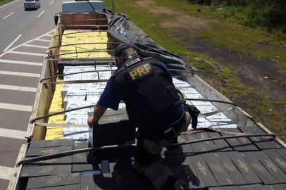  

ELDORADO DO SUL, RS, BRASIL, 20/10/2017. Uma carreta com cerca de 7,2 mil litros de bebidas foi apreendida nesta sexta-feira (20) na BR-290, em Eldorado do Sul, Região Metropolitana de Porto Alegre. Conforme a Polícia Rodoviária Federal (PRF), a carga era trazida ilegalmente do Uruguai, sem passar pela liberação aduaneira. A bebida estava dentro de 1,2 mil caixas escondidas sob lonas na carroceria da carreta.Foto: Divulgação/PRF
