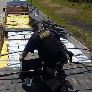  

ELDORADO DO SUL, RS, BRASIL, 20/10/2017. Uma carreta com cerca de 7,2 mil litros de bebidas foi apreendida nesta sexta-feira (20) na BR-290, em Eldorado do Sul, Região Metropolitana de Porto Alegre. Conforme a Polícia Rodoviária Federal (PRF), a carga era trazida ilegalmente do Uruguai, sem passar pela liberação aduaneira. A bebida estava dentro de 1,2 mil caixas escondidas sob lonas na carroceria da carreta.Foto: Divulgação/PRF
