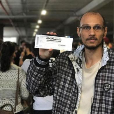 Paulo Henrique Gonçalves, primeiro a comprar ingresso para o show do Foo Fighters em Porto Alegre