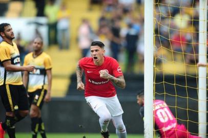 Inter enfrenta o Criciúma no Estádio Heriberto Hülse, pela 31ª rodada do Brasileirão Série B. No lance, zagueiro Victor Cuesta