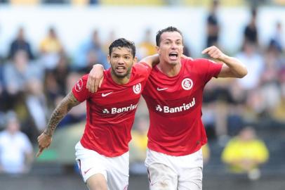 Inter vence o Criciúma no Heriberto Hülse em partida válida pela 31ª rodada do Brasileirão Série B.No lance, Carlos e Leandro Damião.
