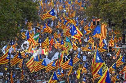  

Protesters wave pro-independence Catalan Estelada flags during a demonstration in Barcelona on October 21, 2017 in support of separatist leaders Jordi Sanchez and Jordi Cuixart, who have been detained pending an investigation into sedition charges.
Spain announced that it will move to dismiss Catalonias separatist government and call fresh elections in the semi-autonomous region in a bid to stop its leaders from declaring independence. / AFP PHOTO / LLUIS GENE

Editoria: WAR
Local: Barcelona
Indexador: LLUIS GENE
Secao: crisis
Fonte: AFP
Fotógrafo: STF