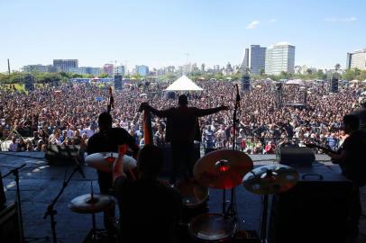  

PORTO ALEGRE, RS, BRASIL, 22-10-2017. Festival Gospel marca a abertura da Festa Nacional da Música no Anfiteatro Pôr-Sol. (ANDERSON FETTER/AGÊNCIA RBS)