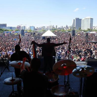  

PORTO ALEGRE, RS, BRASIL, 22-10-2017. Festival Gospel marca a abertura da Festa Nacional da Música no Anfiteatro Pôr-Sol. (ANDERSON FETTER/AGÊNCIA RBS)