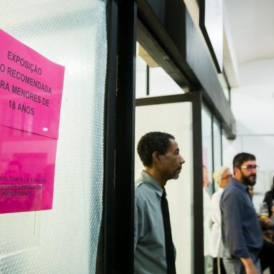  

PORTO ALEGRE, RS, BRASIL, 13-09-2017.  Abertura da exposição Projetos de Pesquisa em Fotografia Contemporânea no MAC-RS. O projeto teve como base dois temas: massa de cor, e o corpo humano. (FOTO ANDRÉA GRAIZ/AGÊNCIA RBS, REDE SOCIAL).
Indexador: Andrea Graiz