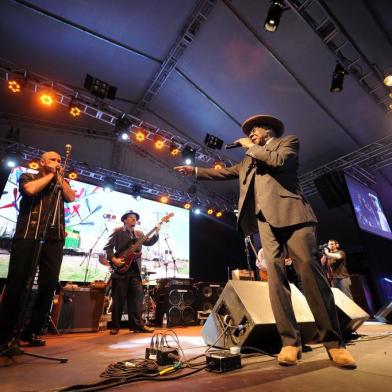  CAXIAS DO SUL, RS, BRASIL, 24/11/2016. Primeira noite do Mississippi Delta Blues Festival 2016 - Bottle Trees Edition. O palco principal, nomeado Bottle Tree Stage, abriu com o show de Bob Stroger (USA) e The Headcutters (SC). (Diogo Sallaberry/Agência RBS)