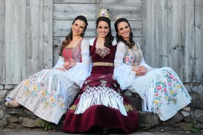  CAXIAS DO SUL, RS, BRASIL, 20/10/2017. As soberanas da Festa da Uva 2016, princesa Laura Denardi Fritz, a rainha Rafaelle Galiotto Furlan e a princesa Patrícia Piccoli Zanrosso, (Porthus Junior/Agência RBS)