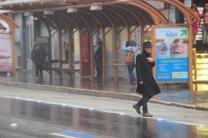  CAXIAS DO SUL, RS, BRASIL (26/04/2016) Chuva e Frio em Caxias do Sul. Clima 2016. Chuva 2016. Primeiro frio no outono de  2016.