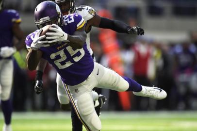 Baltimore Ravens v Minnesota Vikings

MINNEAPOLIS, MN - OCTOBER 22: Latavius Murray #25 of the Minnesota Vikings dives for a touchdown in the third quarter of the game against the Baltimore Ravens on October 22, 2017 at U.S. Bank Stadium in Minneapolis, Minnesota.   Hannah Foslien/Getty Images/AFP

Editoria: SPO
Local: Minneapolis
Indexador: Hannah Foslien
Secao: American Football
Fonte: GETTY IMAGES NORTH AMERICA
Fotógrafo: STR