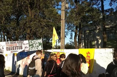 Protesto do Cpers em frente à 8ª CRE