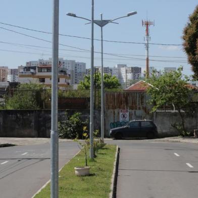  

PORTOALEGRE-RS-BR-DATA:20150907
Av. Visconde de Macaé, que a continuação da avenida Grécia, termina em um muro.
FOTÓGRAFO:TADEUVILANI DATA:20150907