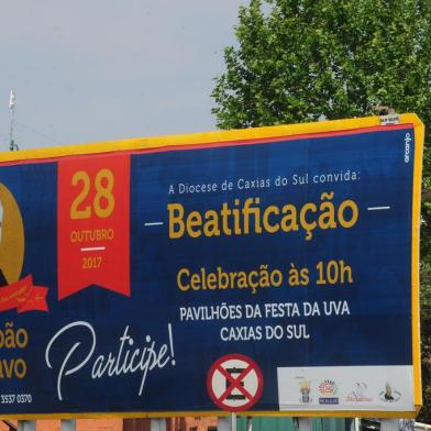  CAXIAS DO SUL, RS, BRASIL (18/10/2017). Padre João Schiavo. Igreja Católica lança comunicação anunciando beatificação de Padre João Schiavo. NA FOTO, OUTDOOR NA RÓTULA DA RANDON. (Roni Rigon/Pioneiro)