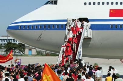 Em Pequim, sede da próxima olimpíada, os atletas chineses, que quebraram o recorde de 32 medalhas para o país em Atenas, também foram ovacionados. Mais de 200 membros da equipe de 407 atletas se reuniram no Aeroporto Internacional. Familiares e amigos estavam na platéia.

#PÁGINA:43
Chinas Olympic athletes arrive to a heros welcome at the Beijing international airport
Chinas Olympic athletes, who won 32 gold medals in Athens, arrive in Beijing August 31, 2004 to a heros welcome from dozens of dancers, drummers, a brass band and throngs of wellwishers. More than 200 members of the 407-strong Chinese Olympic team were met at Beijings international airport by families and friends and spectators waving flags, flowers and banners.    REUTERS/Andrew Wong
 Fonte: Reuters
 Fotógrafo: Andrew Wong