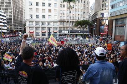  PORTO ALEGRE, RS, BRASIL - 23/10/2017 - Enquanto integrantes do Simpa estavam em reunião com o prefeito Nelson Marchezan Junior, manifestantes protestavam na frente do Paço Municipal. (Isadora Neumann/Agência RBS)