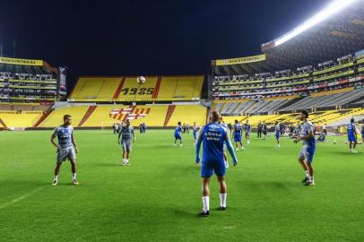 RS - FUTEBOL/TREINO GREMIO  - ESPORTES - Jogadores do Grêmio realizam treino durante a noite desta segunda-feira no Estadio Monumental Isidro Romero local da partida contra o Barcelona, na quarta-feira pela semifinal da Libertadores 2017. FOTO: LUCAS UEBEL, GRÊMIO, DIVULGAÇÃO