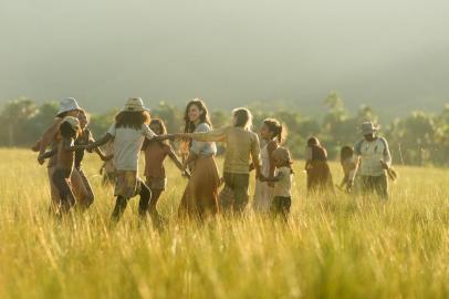  Clara ( Bianca Bin) no campo do capim dourado com as crianças