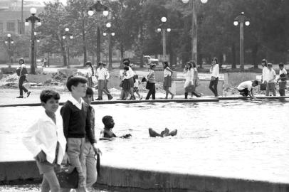  

Chafariz do Parque Farroupilha (Parque da  Redenção), em outubro  de 1967.

Piscina foi aterrada.

#ENVELOPE: 46267