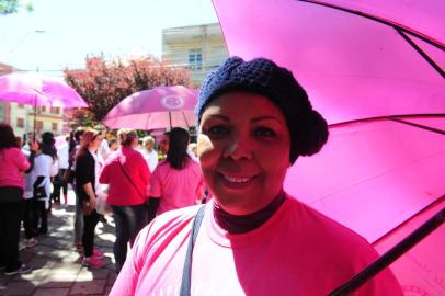 Marisa Lourenço César, 58 anos, é paciente de câncer de mama em Caxias do Sul. Ela participou da caminhada do Outubro Rosa, no domingo. 