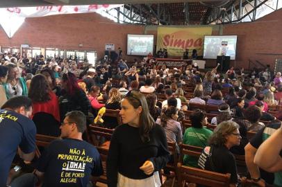 No dia seguinte à reunião entre o prefeito Nelson Marchezan e representantes do Sindicato dos Municipários de Porto Alegre (Simpa), os servidores em greve se reúnem em assembleia geral para decidir se continuam ou encerram a paralisação iniciada há 20 dias. A assembleia da tarde desta terça-feira (24) ocorre na Casa do Gaúcho, no Parque Harmonia.