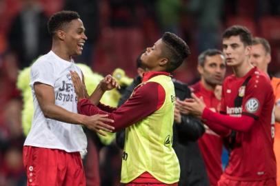 Wendell, ex-Grêmio, comemora gol sobre o Union Berlin na Copa da Alemanha. O lateral vive grande fase na Alemanha, com gols, assistências e titularidade absoluta.