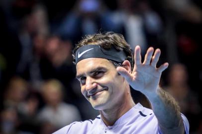 Switzerlands Roger Federer celebrates after winning against Frances Tiafoe of the US at the Swiss Indoors ATP 500 tennis tournament on October 24, 2017 in Basel. / AFP PHOTO / Fabrice COFFRINI