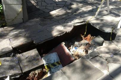 Moradores estão preocupados com o buraco que se formou na calçada da Rua Anita Garibaldi, no bairro MontSerrat, em Porto Alegre. Segundo a economista Gabriela Lunardi de Almeida, na semana passada, depois da chuva, o passeio cedeu quando um carro entrava no portão de garagem do prédio vizinho. Foi necessário o uso de um guincho para retirar o veículo. Após o incidente, o problema aumentou ainda mais.