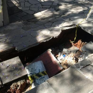 Moradores estão preocupados com o buraco que se formou na calçada da Rua Anita Garibaldi, no bairro MontSerrat, em Porto Alegre. Segundo a economista Gabriela Lunardi de Almeida, na semana passada, depois da chuva, o passeio cedeu quando um carro entrava no portão de garagem do prédio vizinho. Foi necessário o uso de um guincho para retirar o veículo. Após o incidente, o problema aumentou ainda mais.