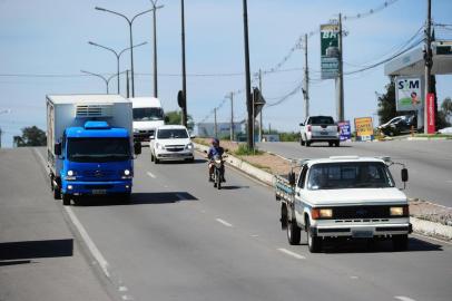  CAXIAS DO SUL, RS, BRASIL, 17/10/2017. Um ano após a implantação da lei do Farol, voltamos às estradas para constatar se os condutores estão seguindo as regras em Caxias do Sul. Na foto, trecho da BR-116, Km 146, no bairro São Ciro, junto da passarela. (Pothus Junior/Agência RBS)