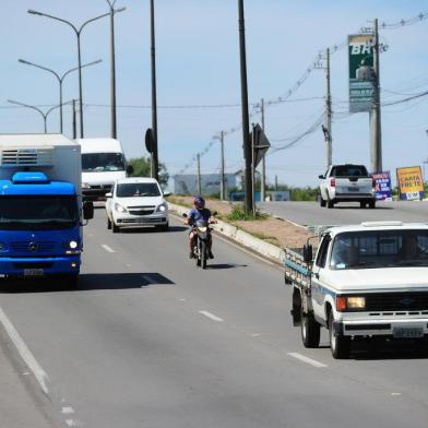  CAXIAS DO SUL, RS, BRASIL, 17/10/2017. Um ano após a implantação da lei do Farol, voltamos às estradas para constatar se os condutores estão seguindo as regras em Caxias do Sul. Na foto, trecho da BR-116, Km 146, no bairro São Ciro, junto da passarela. (Pothus Junior/Agência RBS)