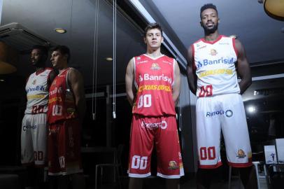  CAXIAS DO SUL, RS, BRASIL, 24/10/2017 - Apresentação novo uniforme do Caxias do sul  Basquete. NA FOTO: Cauê Borges(de vermelho) e Paranhos. (Marcelo Casagrande/Agência RBS)